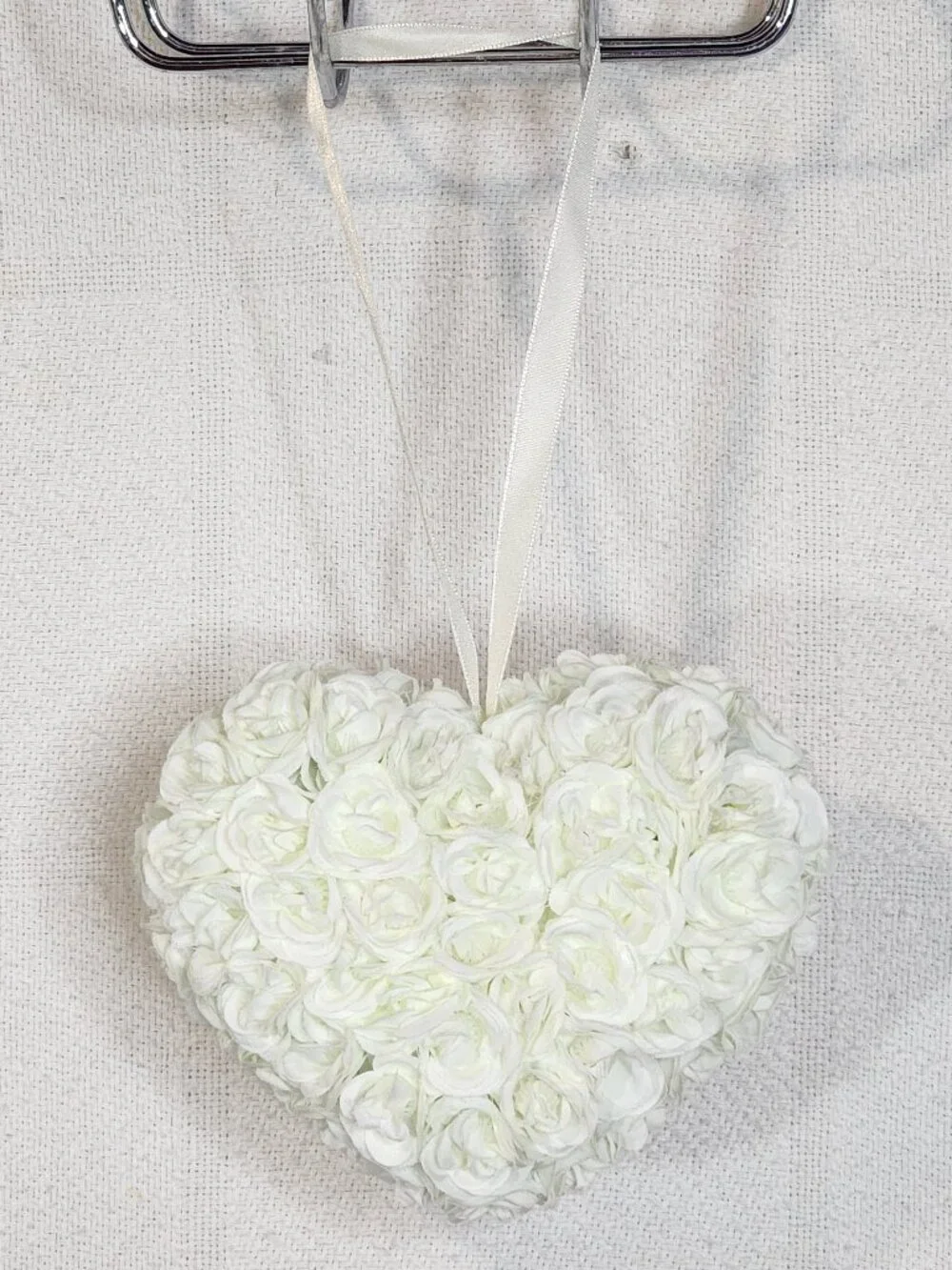 Mary Kay Ltd Edition White Flowers Shaped Like a Heart Silk Ribbon Keepsake Box